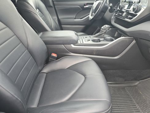 Used 2022 Toyota Highlander XLE image 15