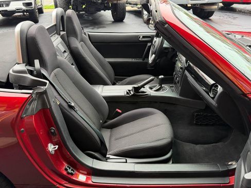 Used 2006 MAZDA MX-5 Miata Touring RWD image 24