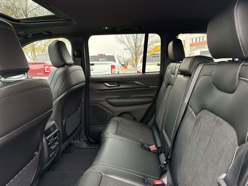 New 2025 Jeep Grand Cherokee Altitude AWD/4WD image 18