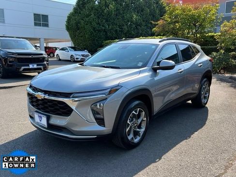 Used 2025 Chevrolet Trax LT w/ LT Convenience Package FWD image 3