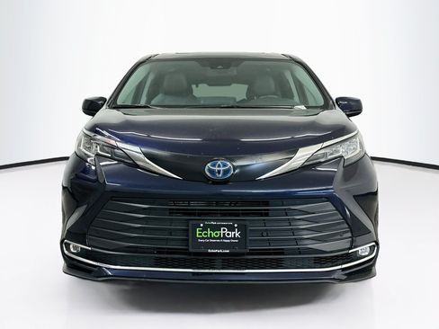 Used 2021 Toyota Sienna XLE AWD/4WD image 2