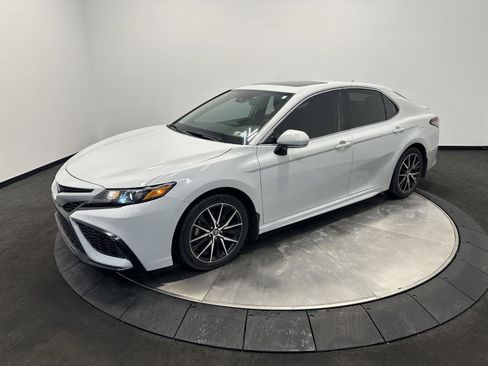 Used 2023 Toyota Camry SE image 3