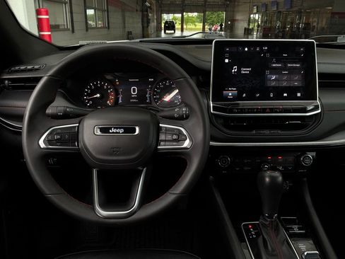 Used 2025 Jeep Compass Trailhawk image 13