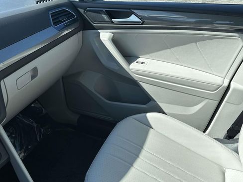 Used 2023 Volkswagen Tiguan SE w/ Panoramic Sunroof Package image 34