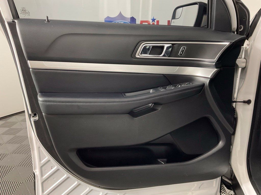 Used 2017 Ford Explorer XLT FWD image 12