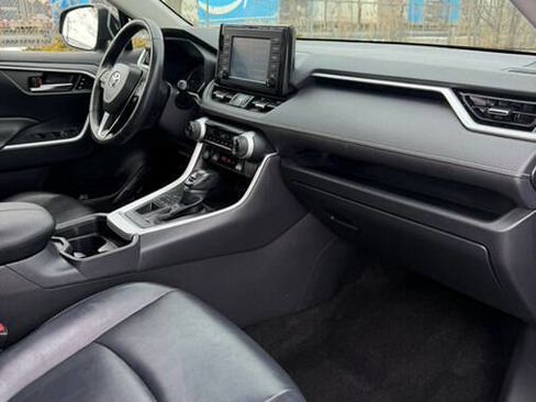 Used 2019 Toyota RAV4 XLE Premium image 27