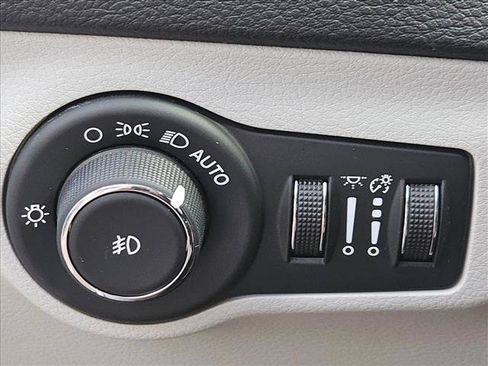 Used 2018 Jeep Compass Latitude FWD image 8