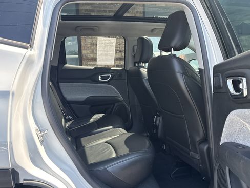 Used 2022 Jeep Compass Latitude w/ Sun and Sound Group AWD/4WD image 11