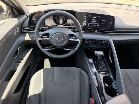 Used 2022 Hyundai Elantra SEL w/ Preferred Accessory Package FWD image 4