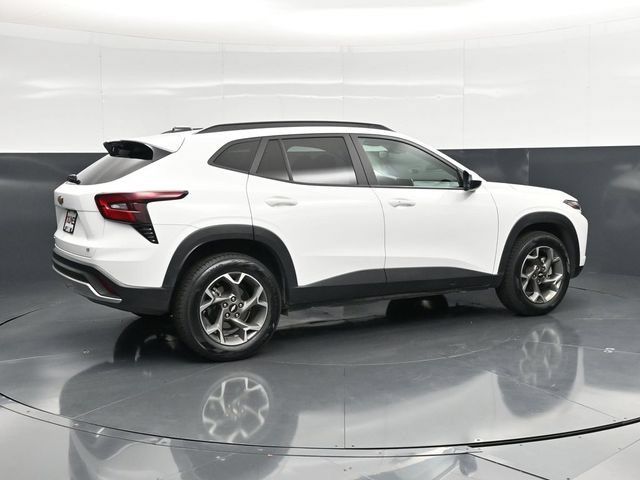 Used 2025 Chevrolet Trax LT w/ LT Convenience Package FWD image 2