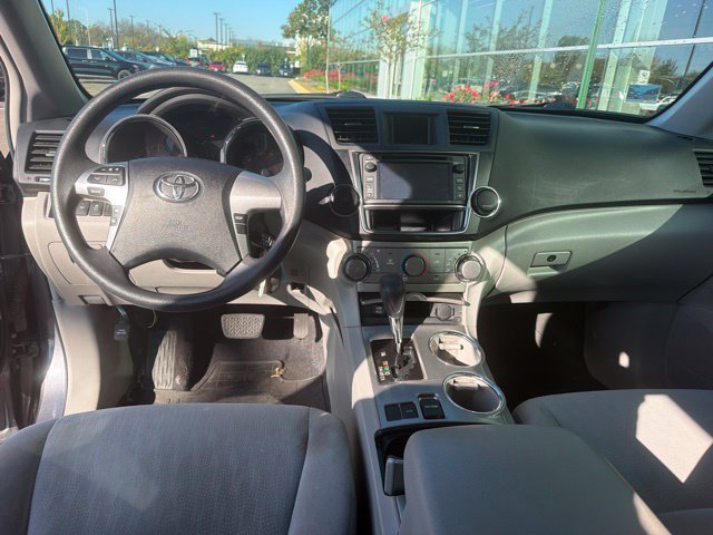 Used 2013 Toyota Highlander FWD w/ Cold Weather Pkg image 23