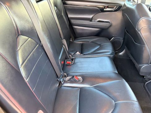 Used 2021 Toyota Highlander XLE FWD image 14