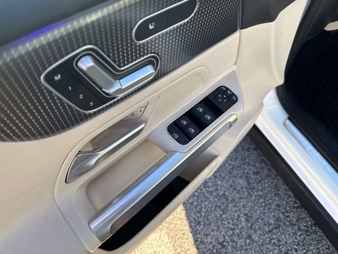 Used 2021 Mercedes-Benz GLB 250 4MATIC image 11