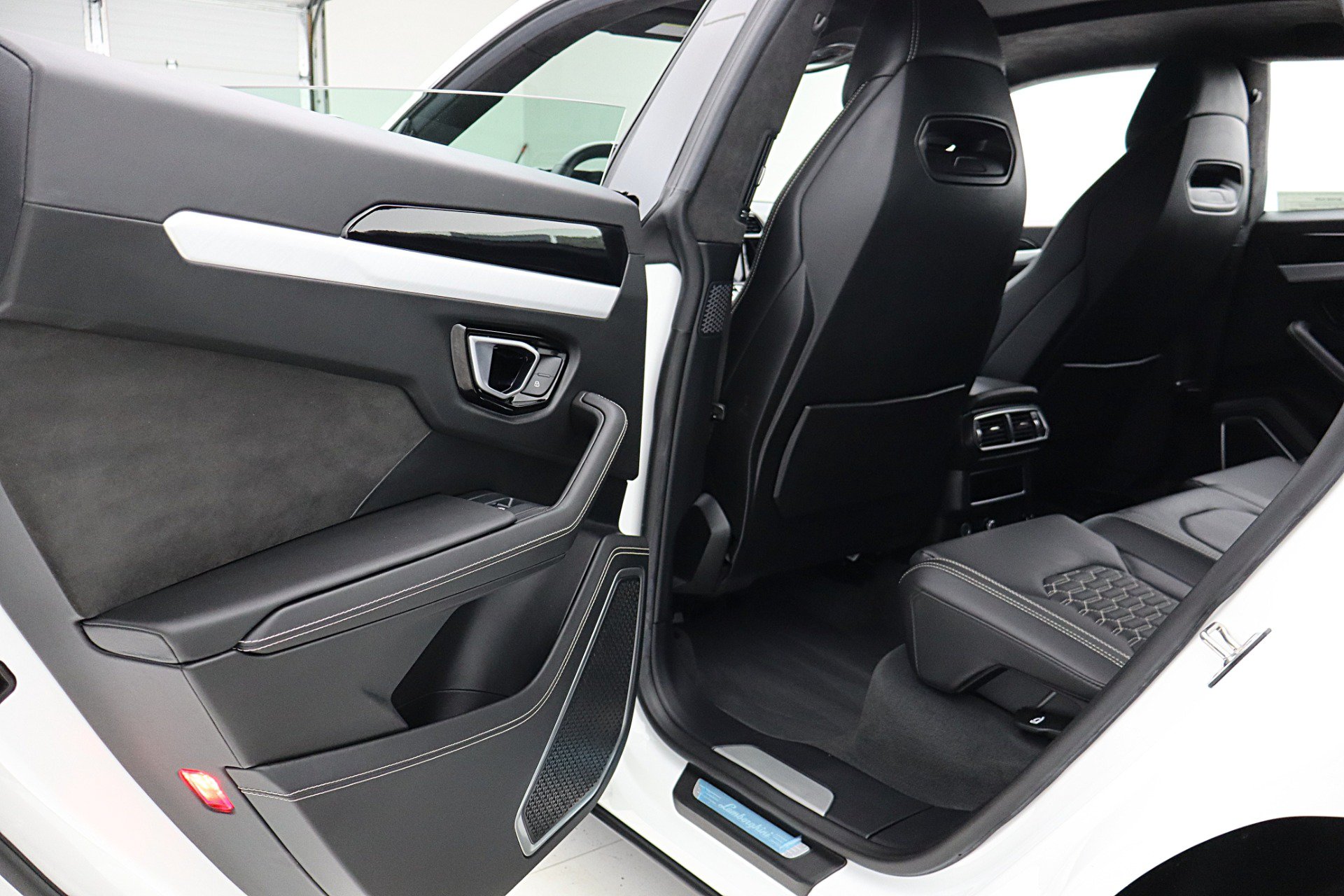 Used 2020 Lamborghini Urus AWD/4WD image 41