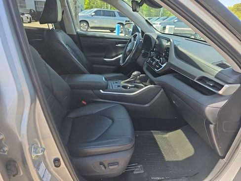 Used 2020 Toyota Highlander XLE image 10