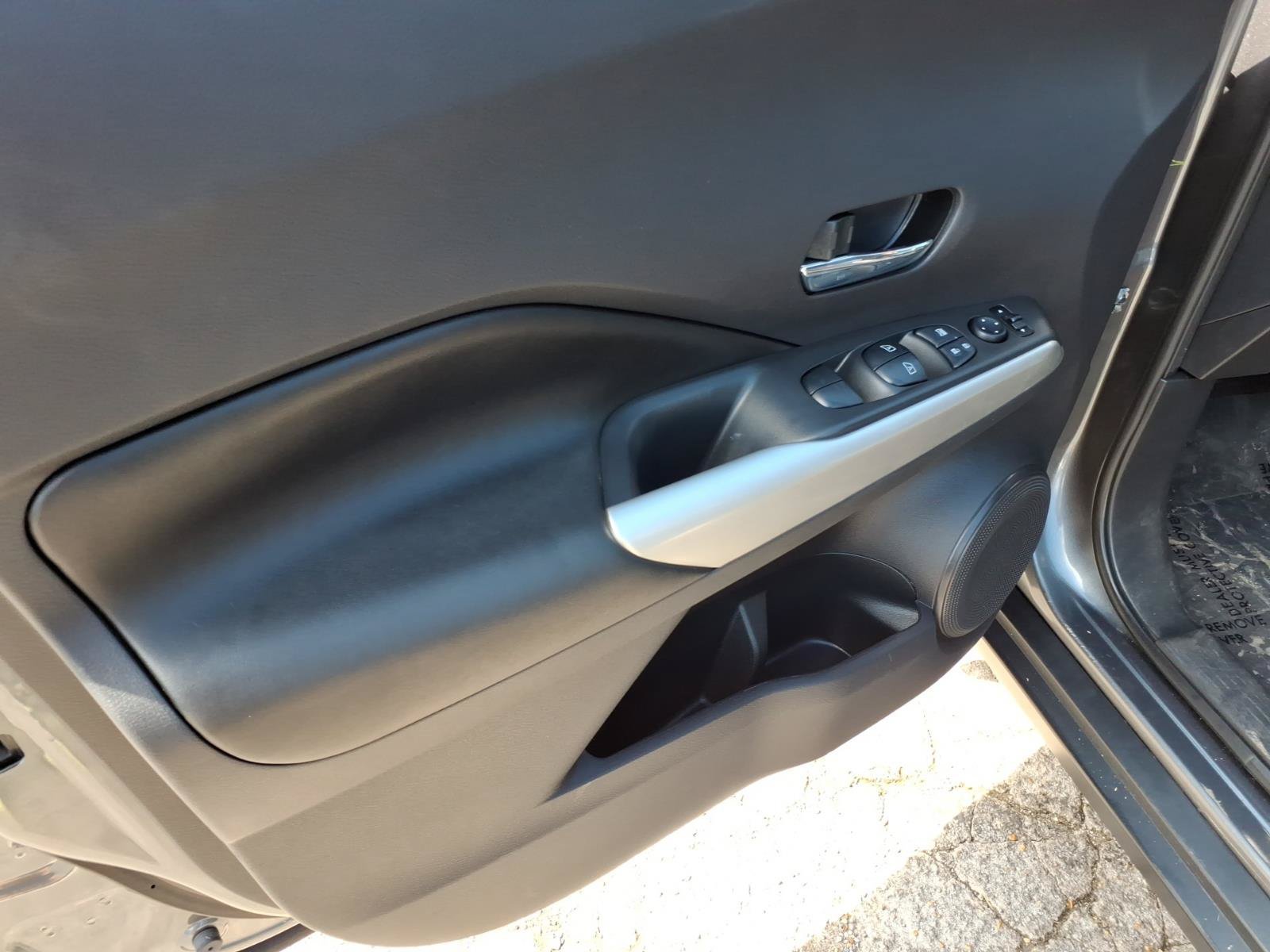 Used 2019 Nissan Kicks SR w/ SR Premium Package FWD image 9