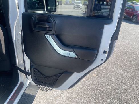 Used 2017 Jeep Wrangler Unlimited Sahara w/ Dual Top Group AWD/4WD image 33