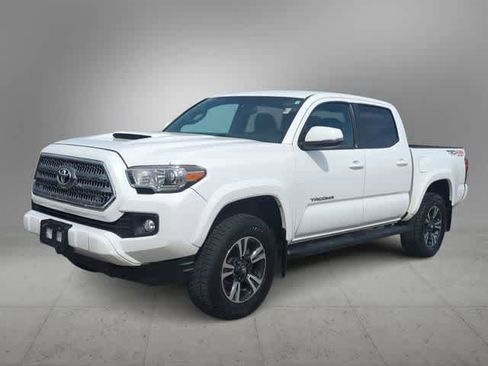 Used 2017 Toyota Tacoma TRD Sport w/ Tow Package (A/T) AWD/4WD image 4