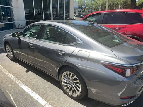 Used 2019 Lexus ES 350 Ultra Luxury w/ Accessory Package 2 image 4