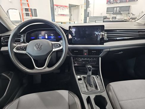 Used 2025 Volkswagen Jetta SE FWD image 11
