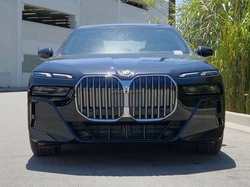 New 2025 BMW 750e xDrive image 3