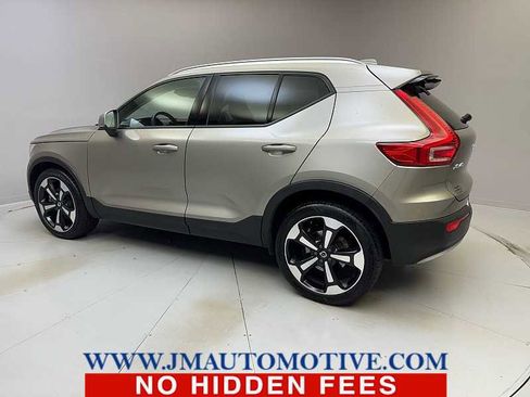 Used 2022 Volvo XC40 T5 Momentum w/ Climate Package image 3
