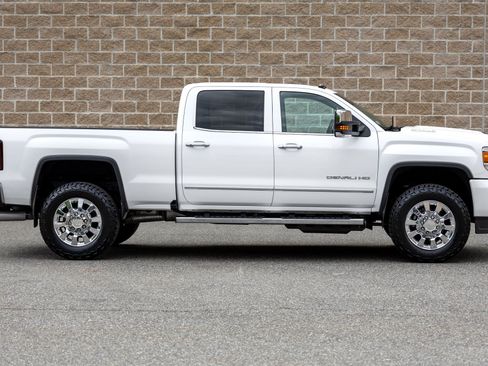 Used 2017 GMC Sierra 2500 Denali w/ Duramax Plus Package AWD/4WD image 13
