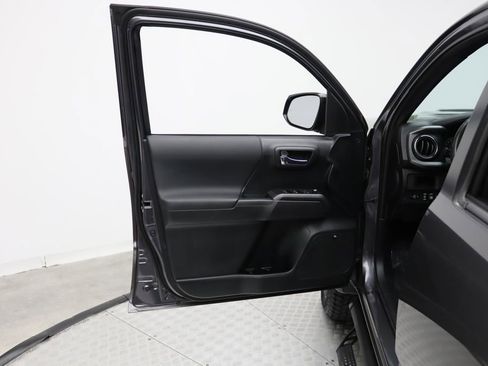 Used 2017 Toyota Tacoma TRD Sport image 16