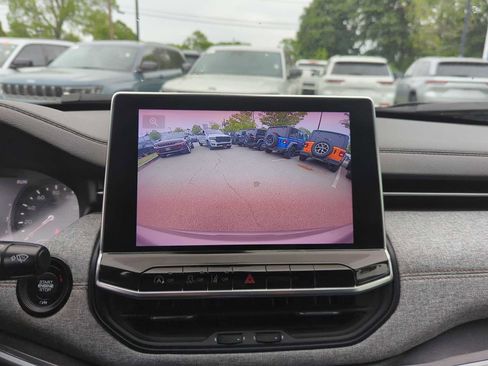 Used 2022 Jeep Compass Latitude w/ Sun and Sound Group AWD/4WD image 22