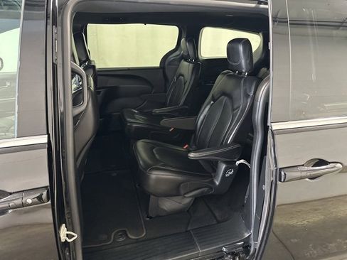 Used 2025 Chrysler Pacifica Select image 13