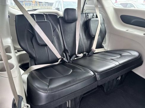 Used 2024 Chrysler Pacifica Touring-L FWD image 10