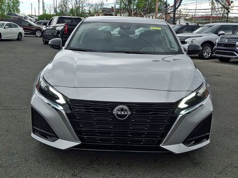 Used 2025 Nissan Altima 2.5 SV image 2