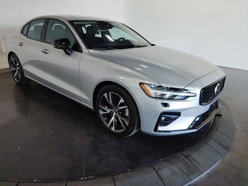 Used 2025 Volvo S60 B5 Core image 4