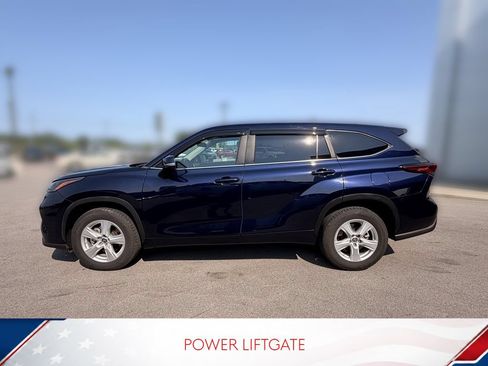 Used 2023 Toyota Highlander LE FWD image 7