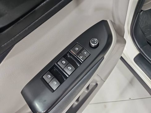 Used 2014 Toyota Highlander LE FWD image 12