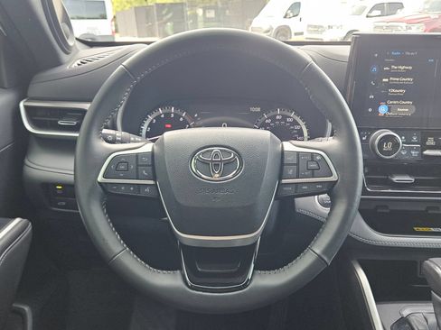 Used 2024 Toyota Highlander XSE FWD image 15