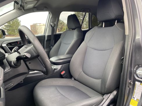 Used 2019 Toyota RAV4 LE image 7