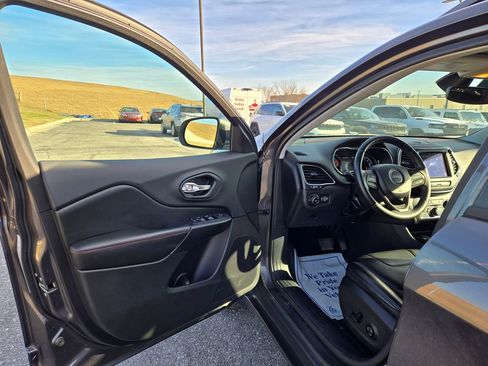 Used 2019 Jeep Cherokee Trailhawk w/ Cold Weather Group image 10