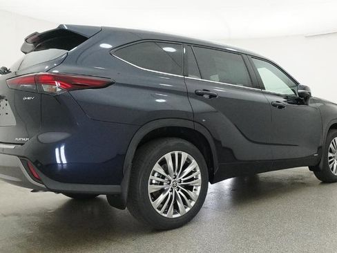 New 2026 Toyota Highlander Platinum image 2
