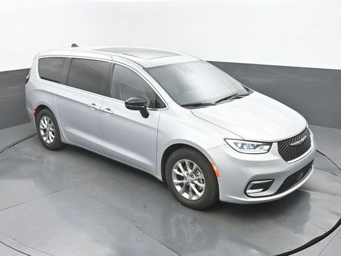 Used 2026 Chrysler Pacifica Limited FWD image 13