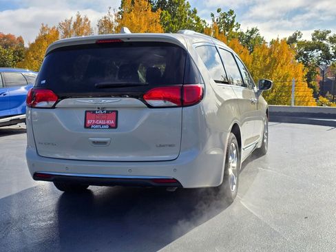 Used 2017 Chrysler Pacifica Limited image 5