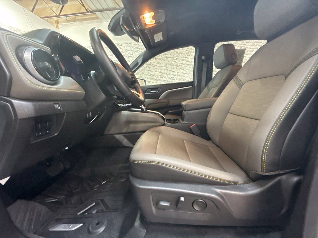 Used 2025 Chevrolet Colorado ZR2 w/ Midnight Edition AWD/4WD image 22