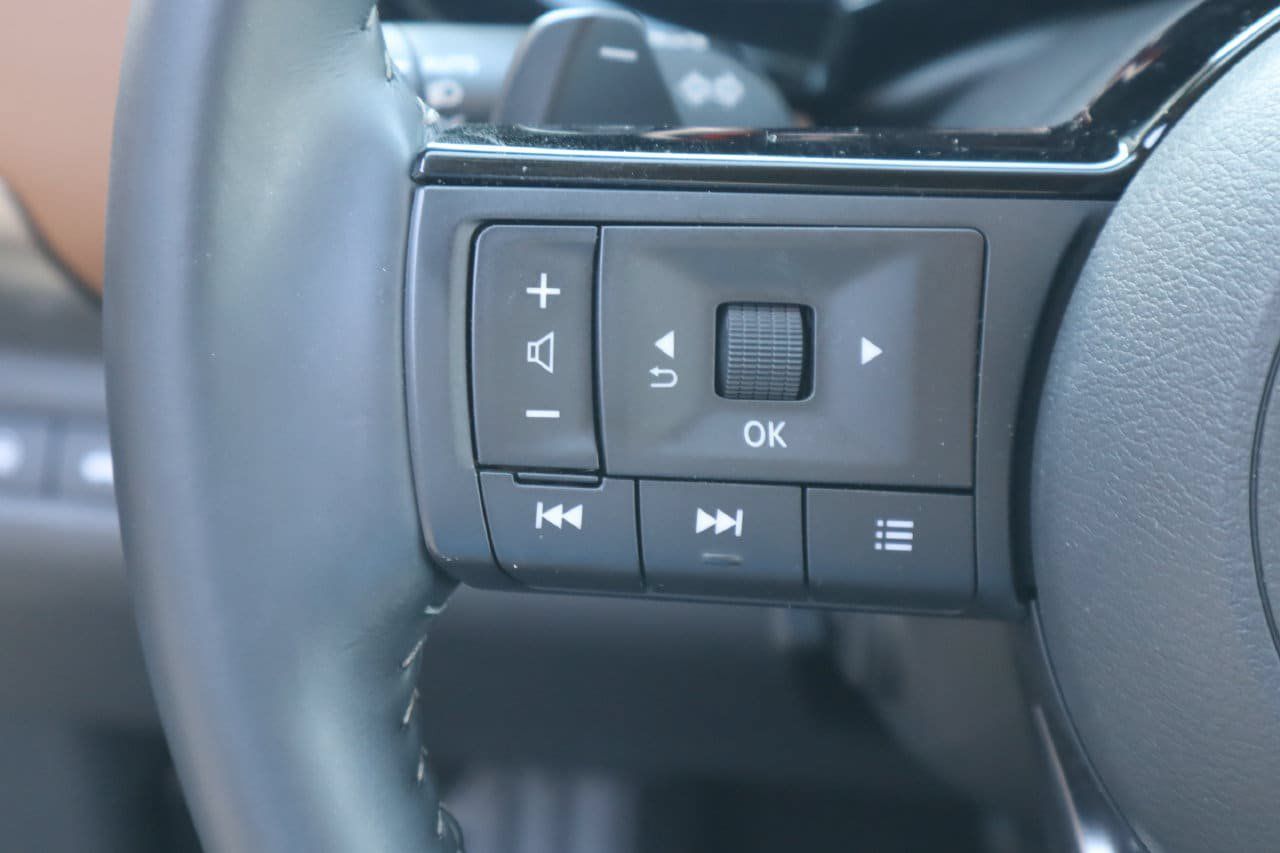 Used 2025 Nissan Pathfinder Platinum w/ Black Appearance Package FWD image 14