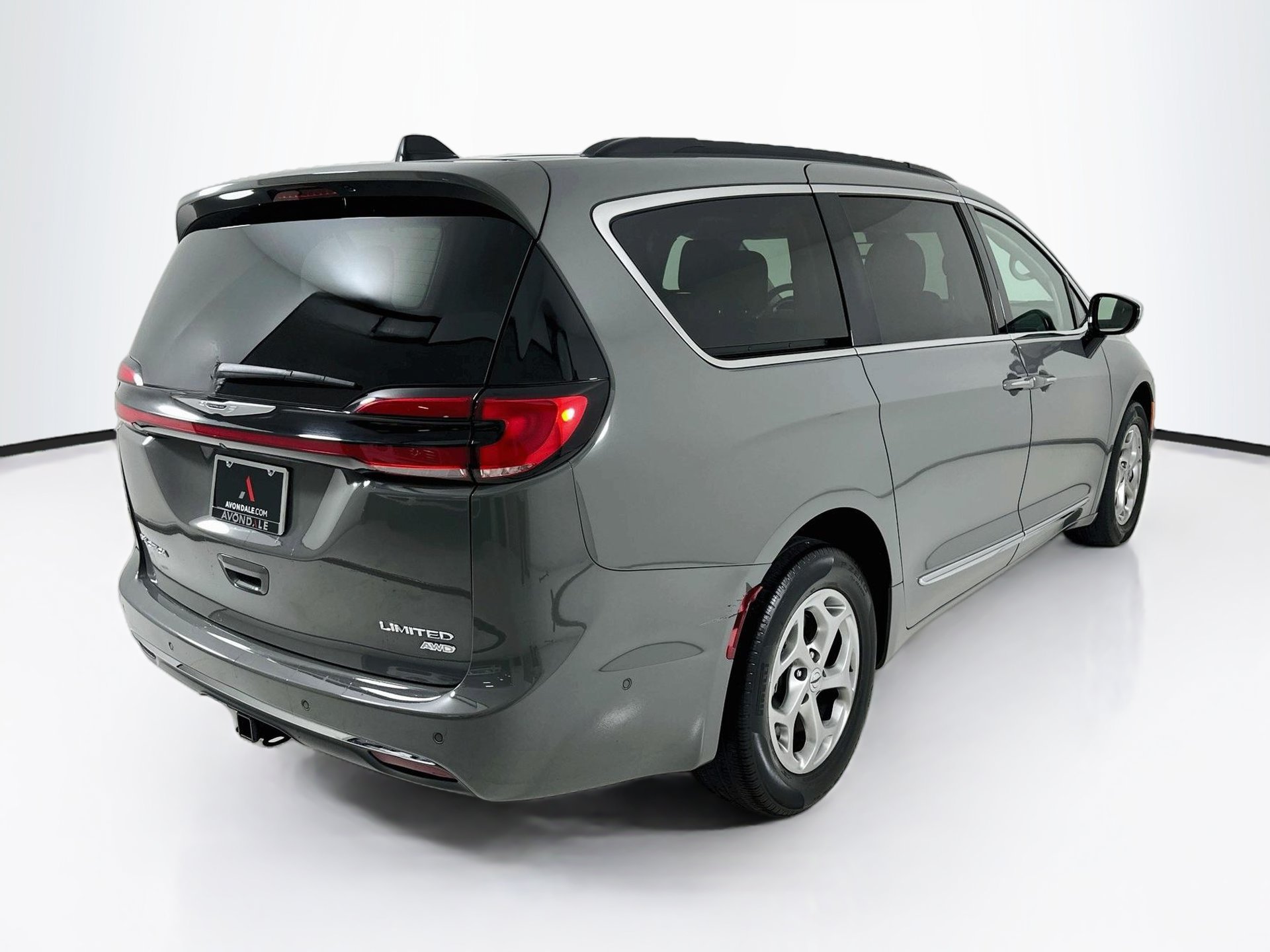 Used 2023 Chrysler Pacifica Limited w/ Uconnect Theater Family Group AWD/4WD image 8