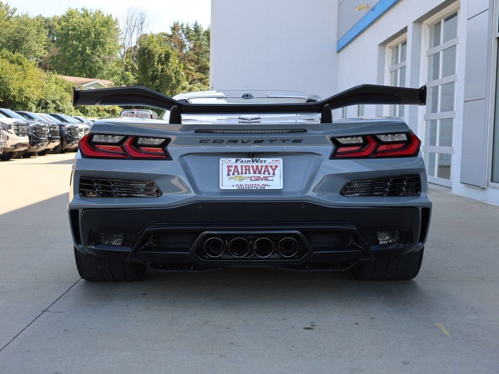 Used 2025 Chevrolet Corvette Z06 w/ Z07 Performance Package RWD image 10