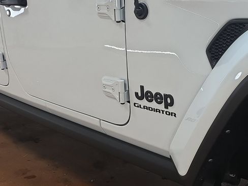 Used 2021 Jeep Gladiator Willys image 9