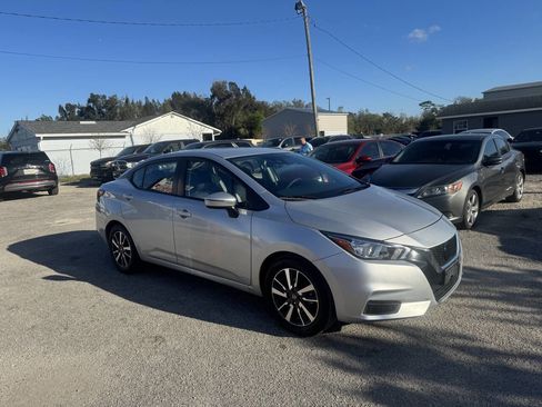 Used 2021 Nissan Versa SV image 4