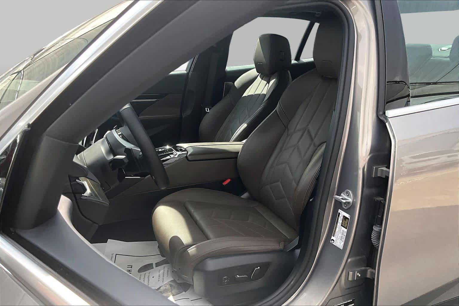 Used 2025 BMW 530i w/ Premium Package RWD image 8