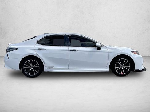 Used 2018 Toyota Camry SE image 3