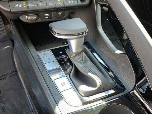 New 2025 Hyundai Elantra Limited image 8